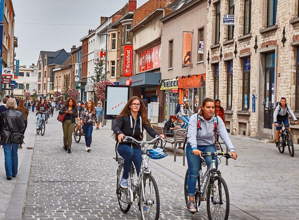 Fietsers en voetgangers in de Leuvensestraat in het centrum van Vilvoorde