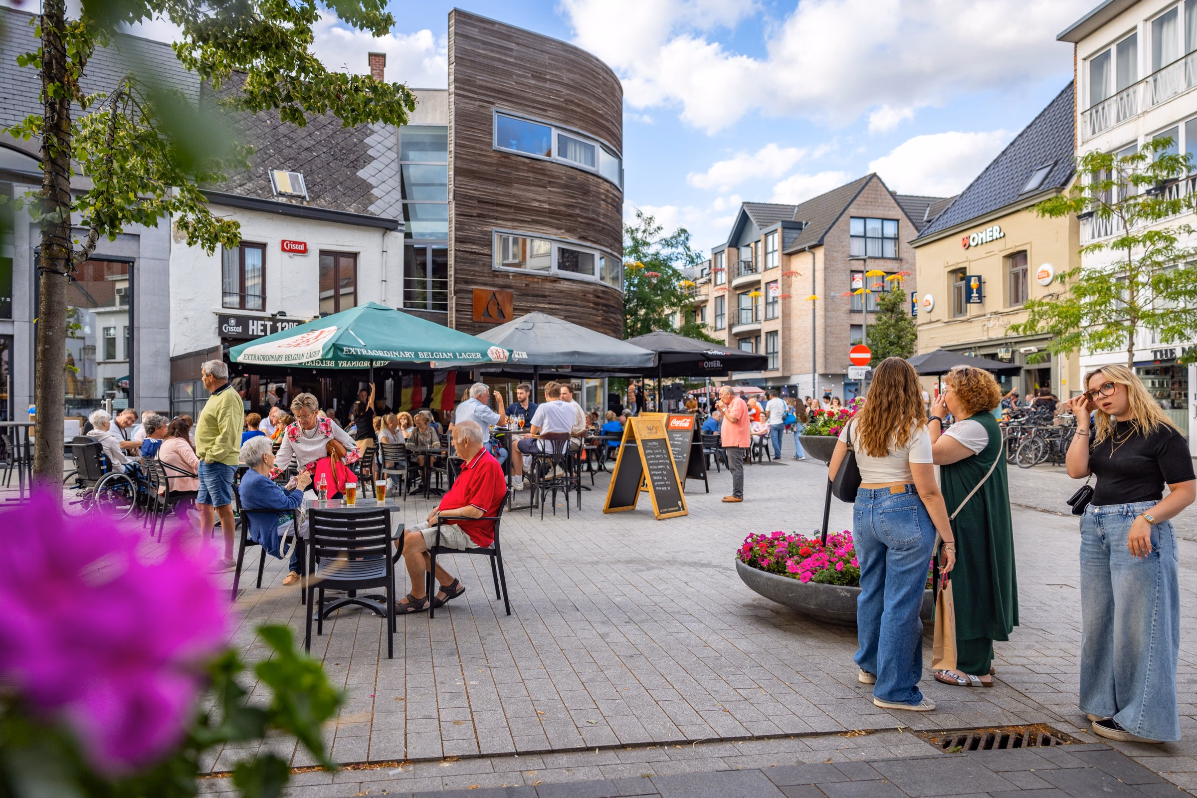 Terrassen en voetgangers op een plein in het centrum van Vilvoorde