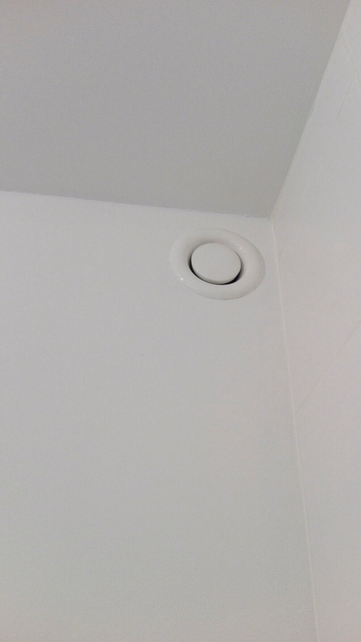 Ventilatieventiel in een wit plafond