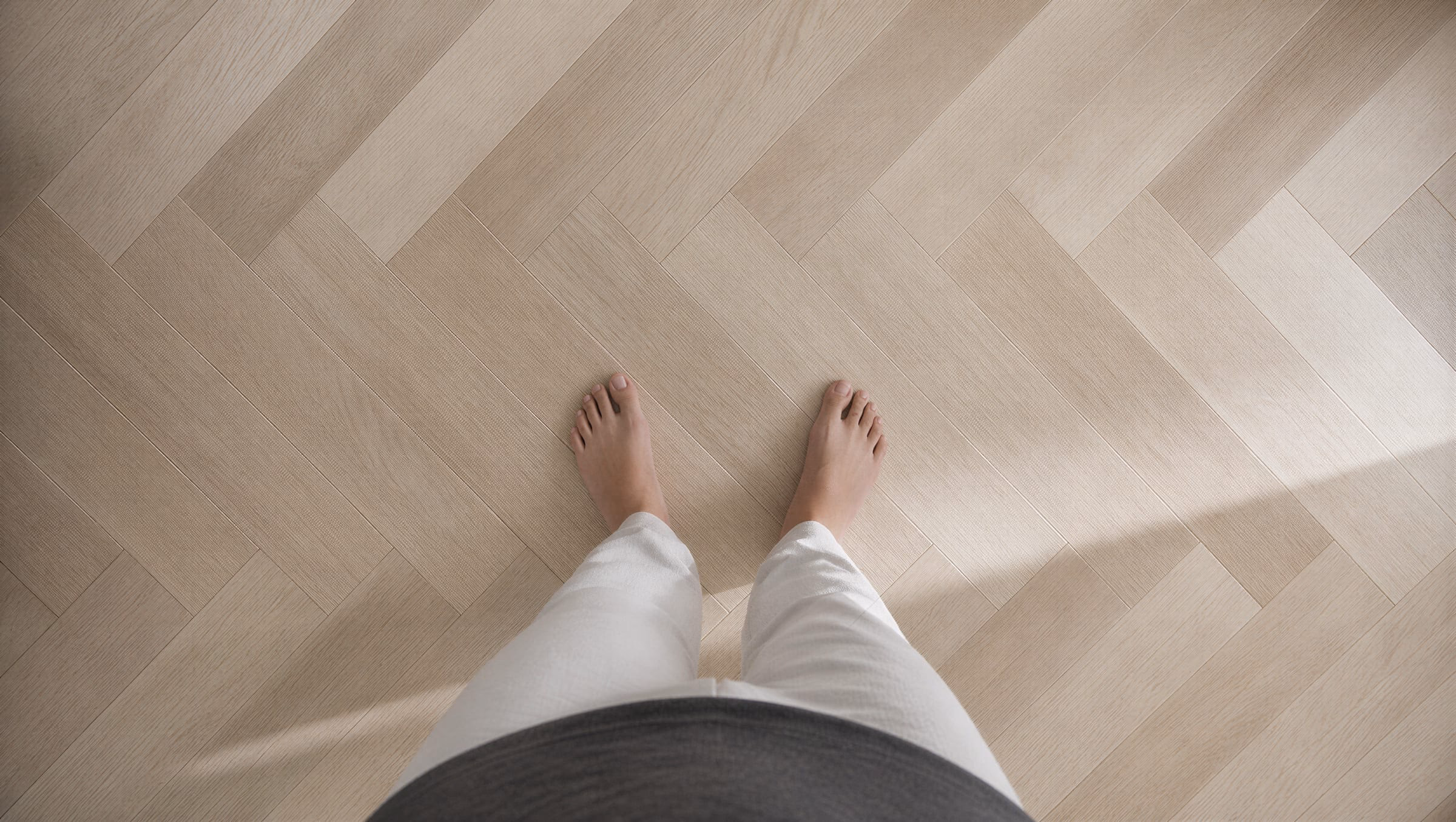 Blote voeten op een houten vloer met vloerverwarming